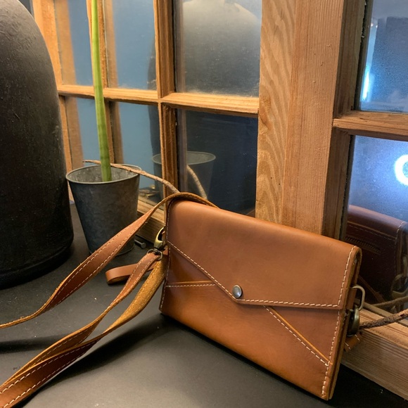 Portland, leather Crossbody - Picture 3 of 12